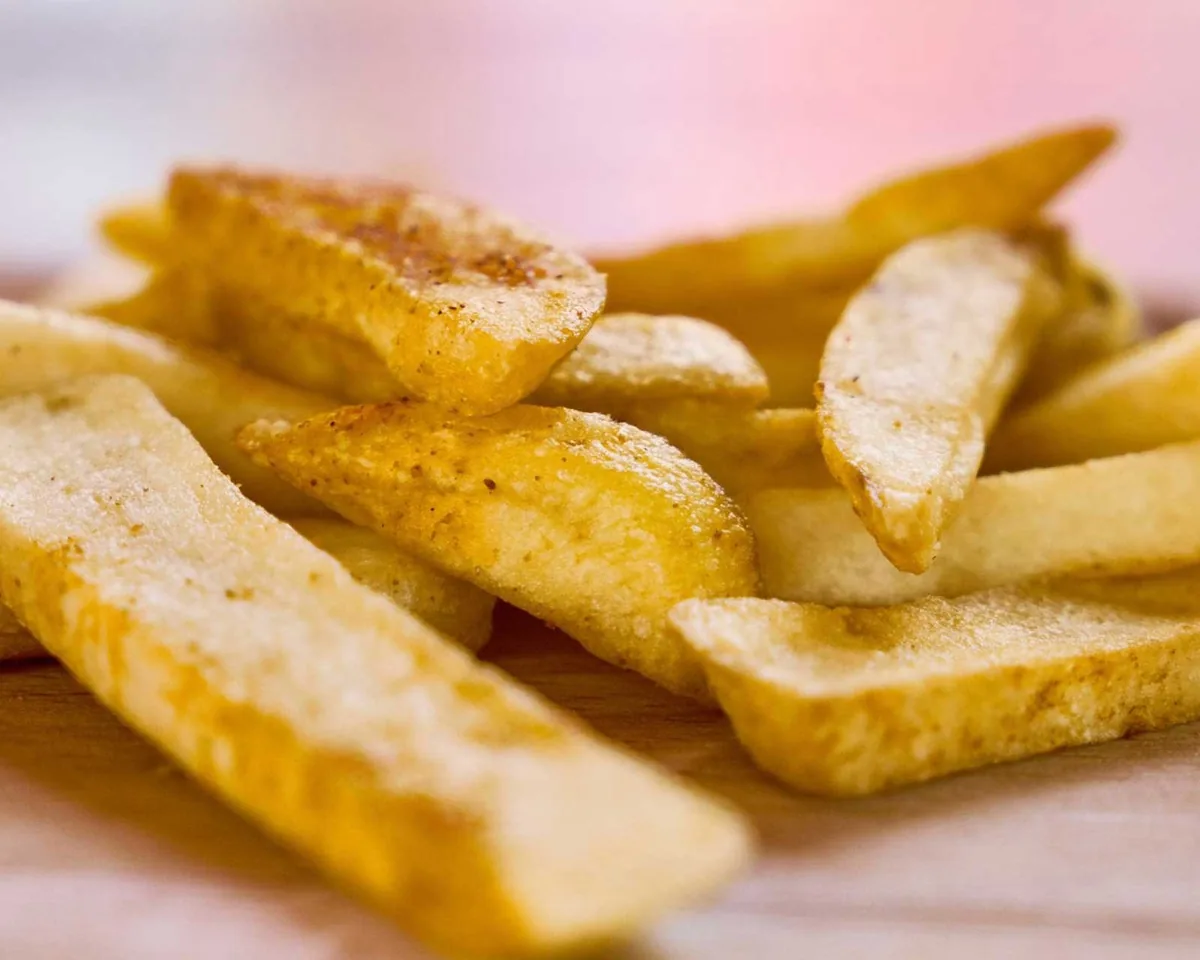 Verse friet met de schil, goudbruin gebakken